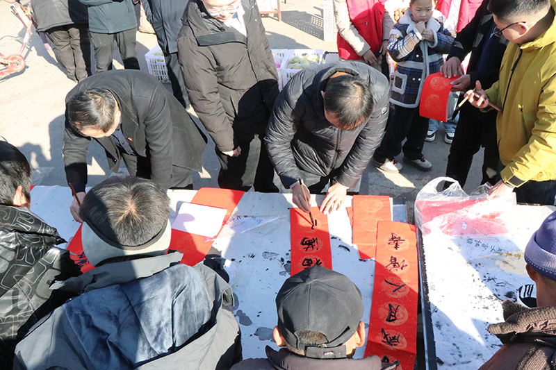 郓城县南赵楼镇开展新春下基层春联送万家活动