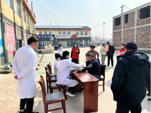 鄄城县左营中心卫生院 “爱心义诊暖人心，健康关怀零距离”活动